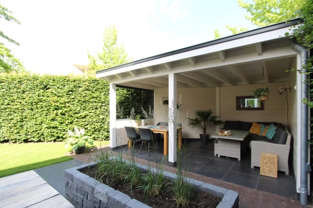 Een klassieke veranda van hout gemaakt in Baarn