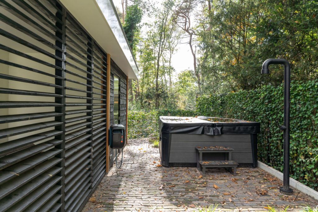 Poolhouse met lamellenwand