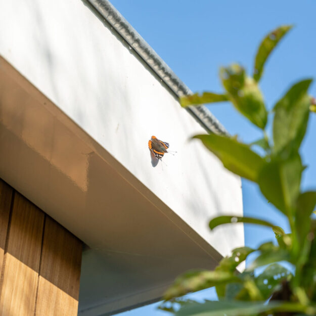 Voorbeeld van een boeilijst bij een houten veranda