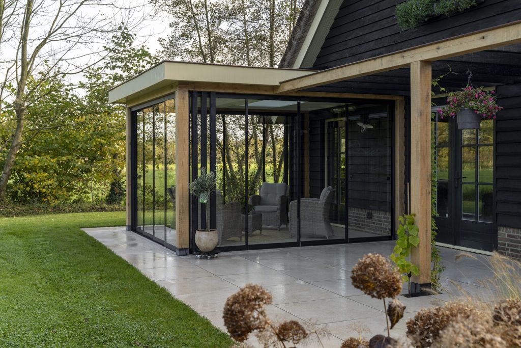 Eikenhouten tuinkamer bij boerderijwoning