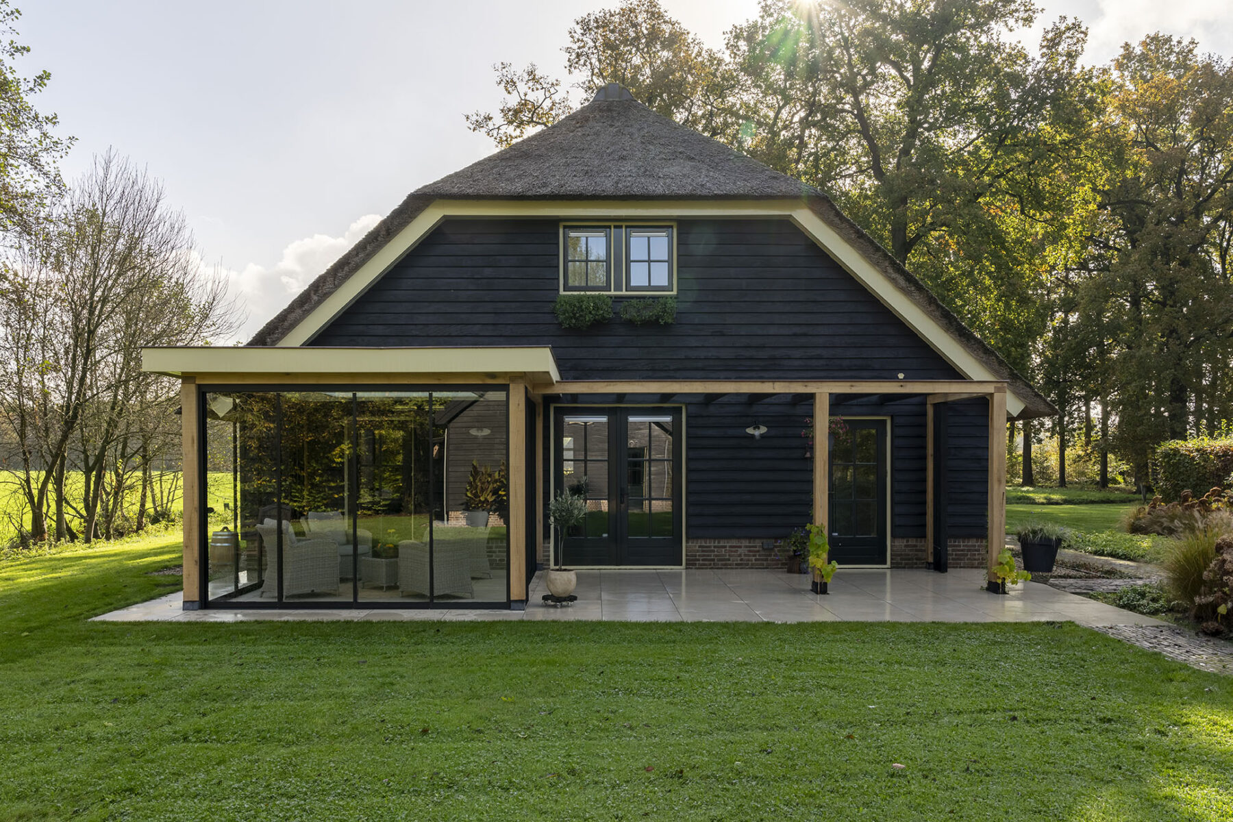 Boerderij met tuinkamer en pergola