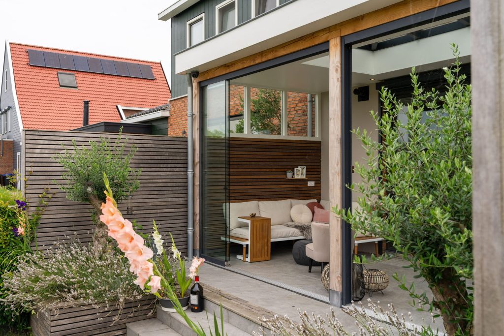 Houten veranda met lichtstraat