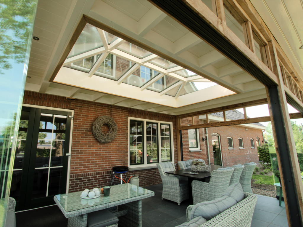 Landelijke tuinkamer met glazen schuifwanden