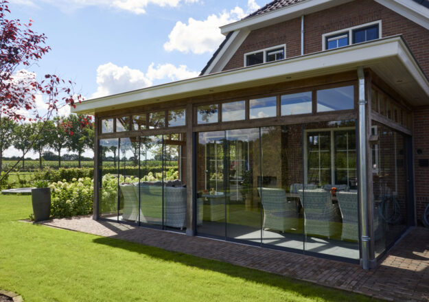 Veranda met glazen schuifwanden