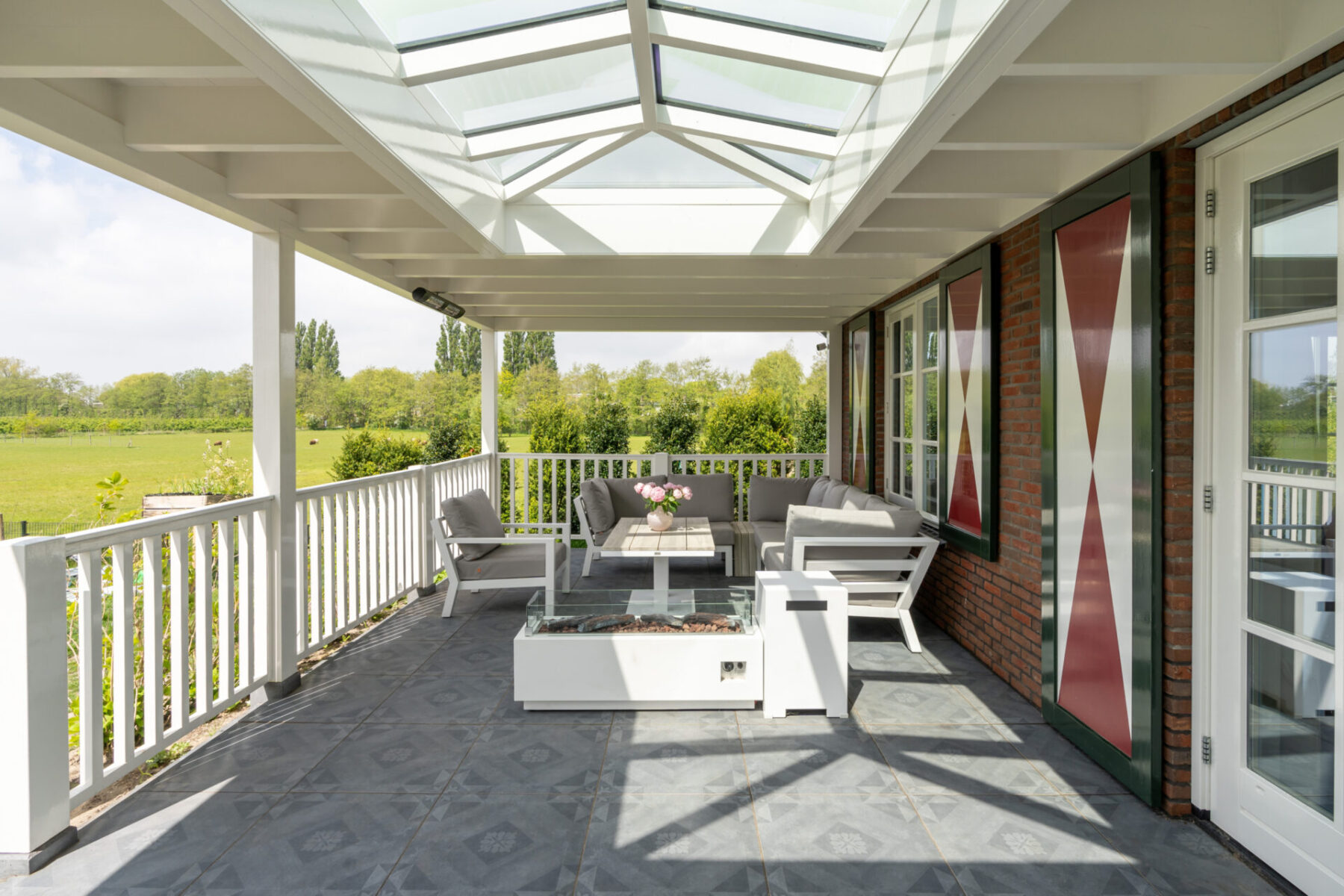 Landelijke veranda met balkenplafond