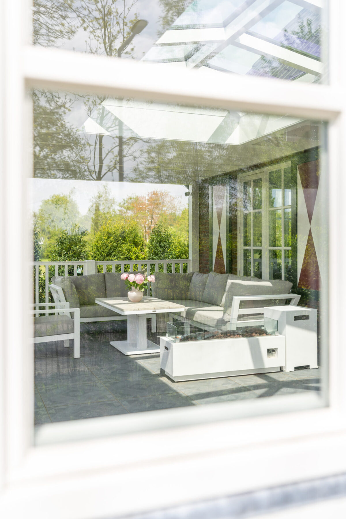 Landelijke veranda met houtkachel