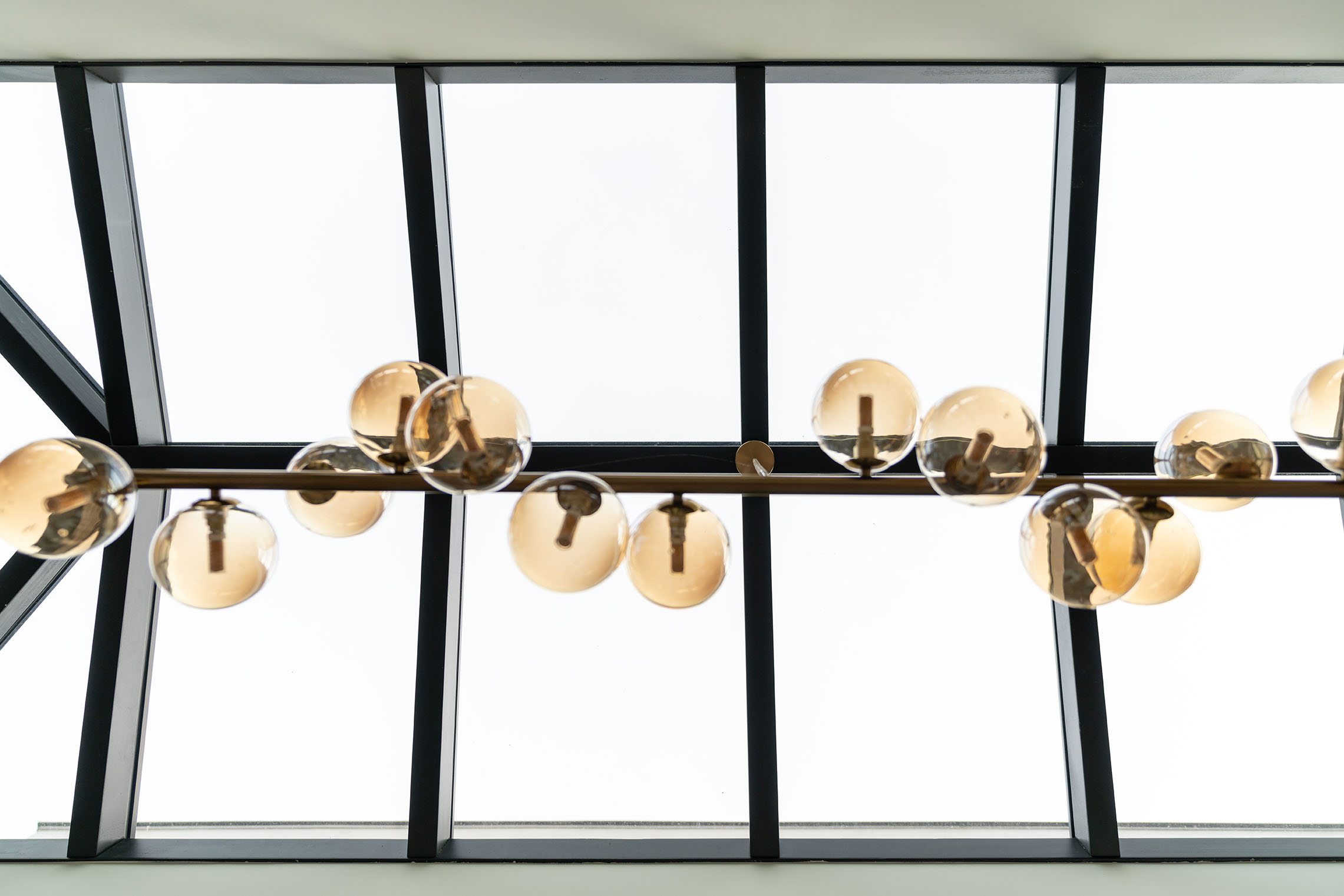 lichtstraat met hanglamp in een serre