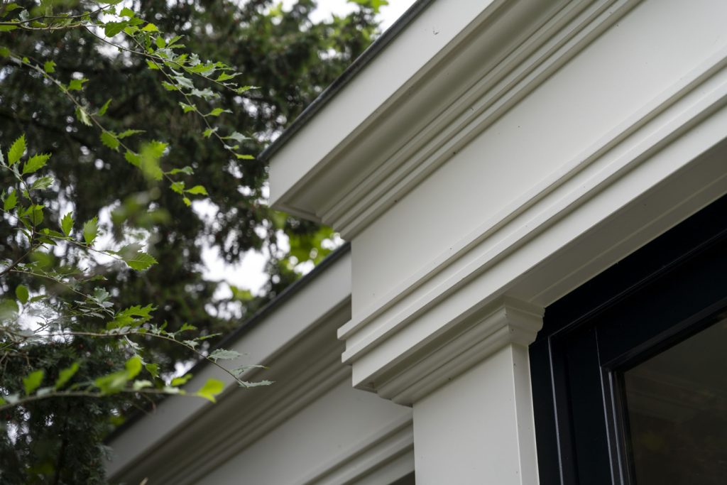Sierlijke kroonlijst op bijgebouw