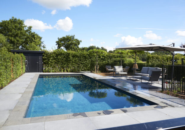 Luxe zwembad in de achteruin