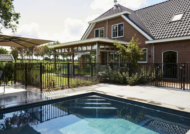 Een op maat gemaakte luxe tuinkamer bij zwembad