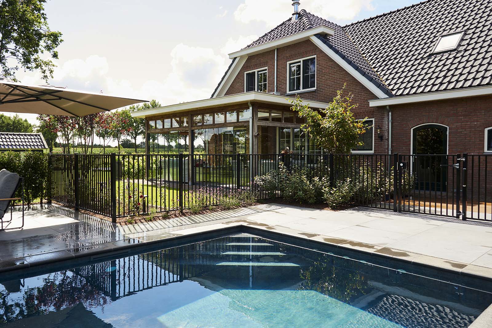 Een op maat gemaakte luxe tuinkamer bij zwembad