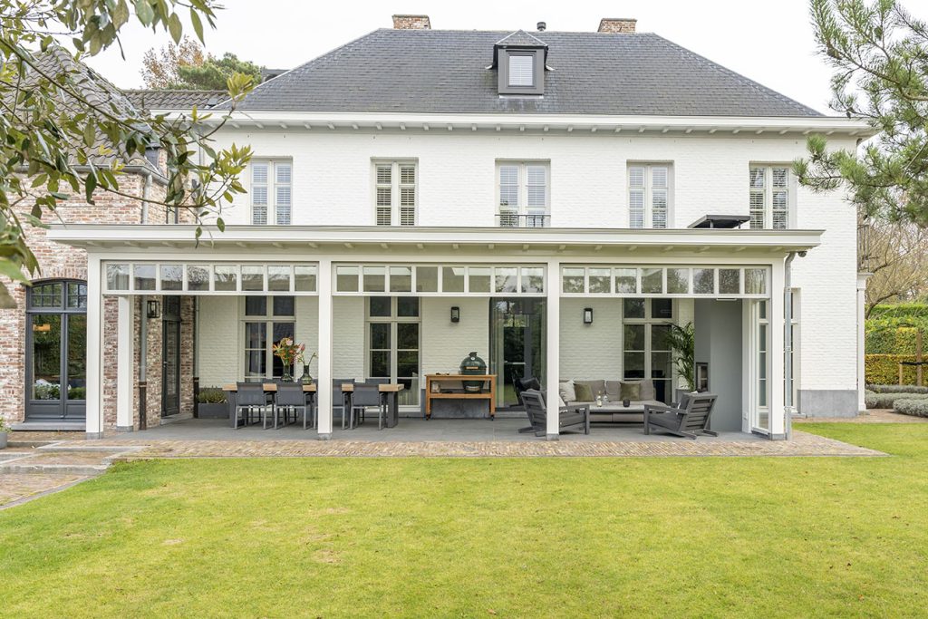 Landelijke veranda aan huis bij een villa in Breda
