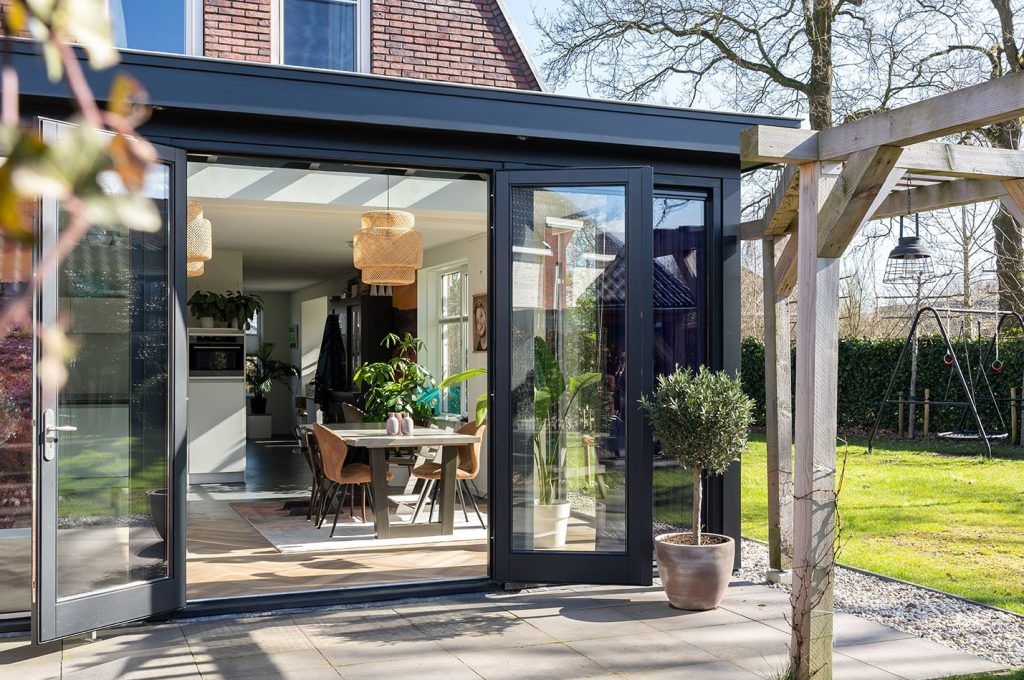 Moderne serre aanbouw met openslaande deuren in Apeldoorn