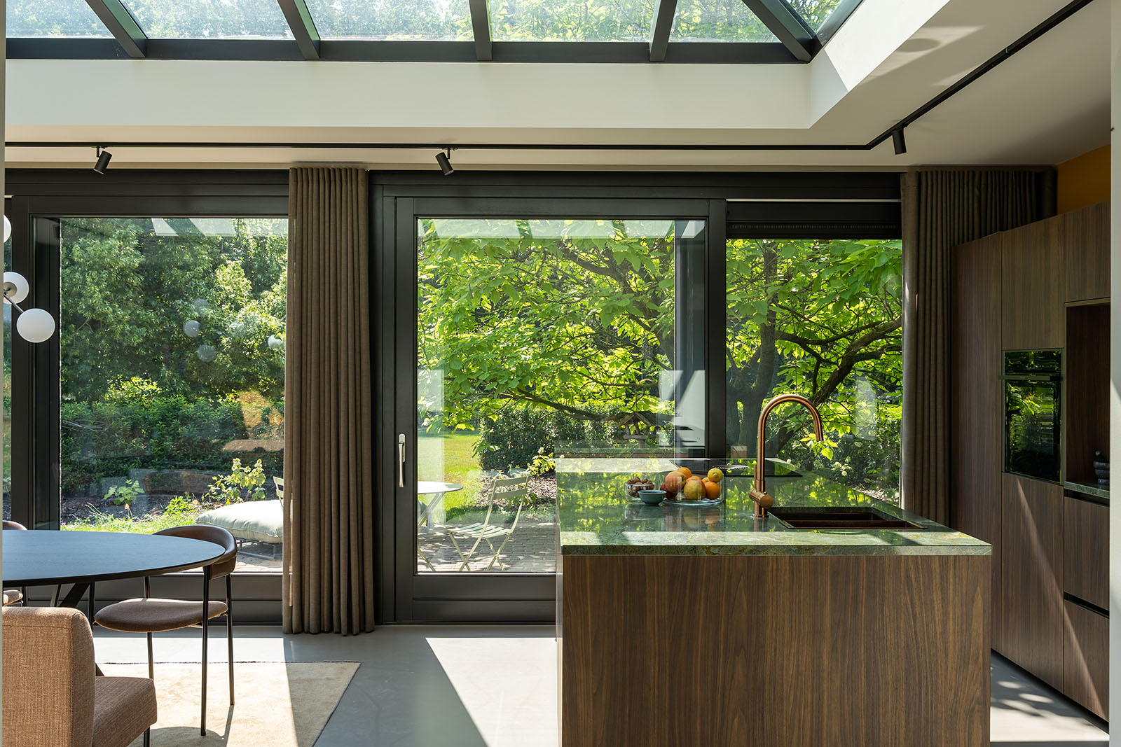 UItbouw van glas en hout