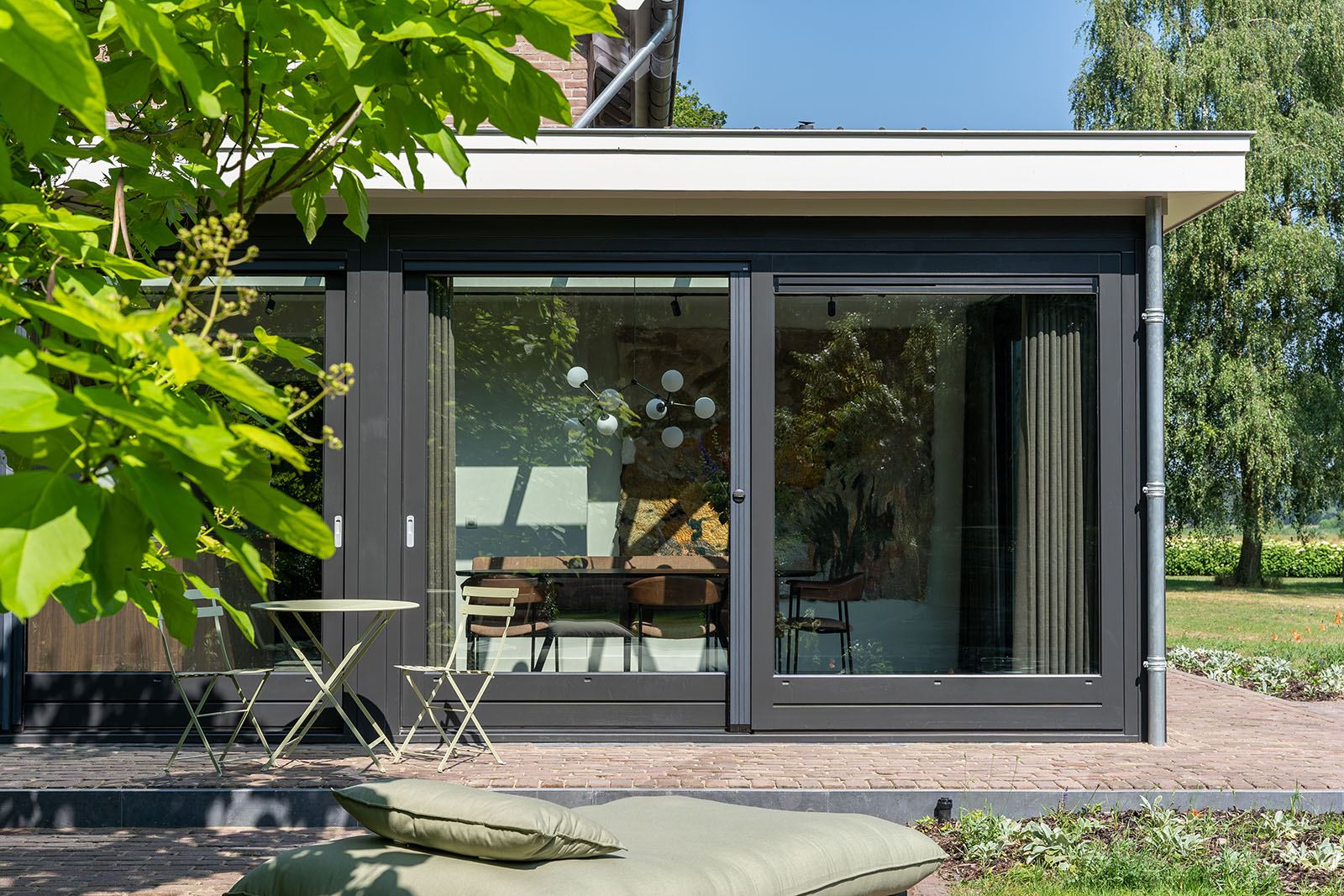 Zwarte aanbouw