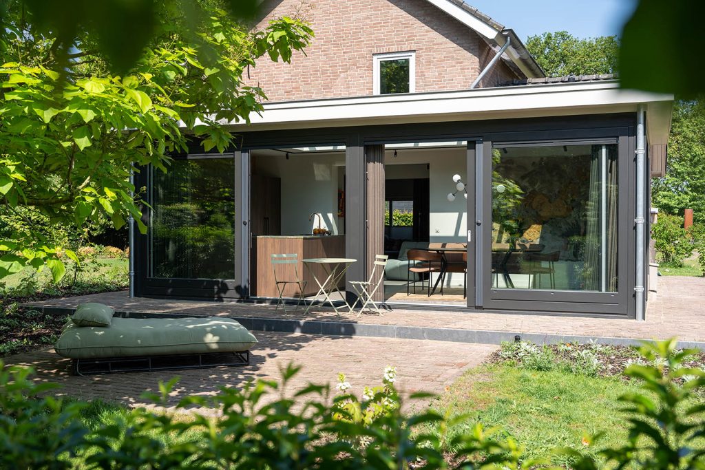 Moderne serre in achtertuin