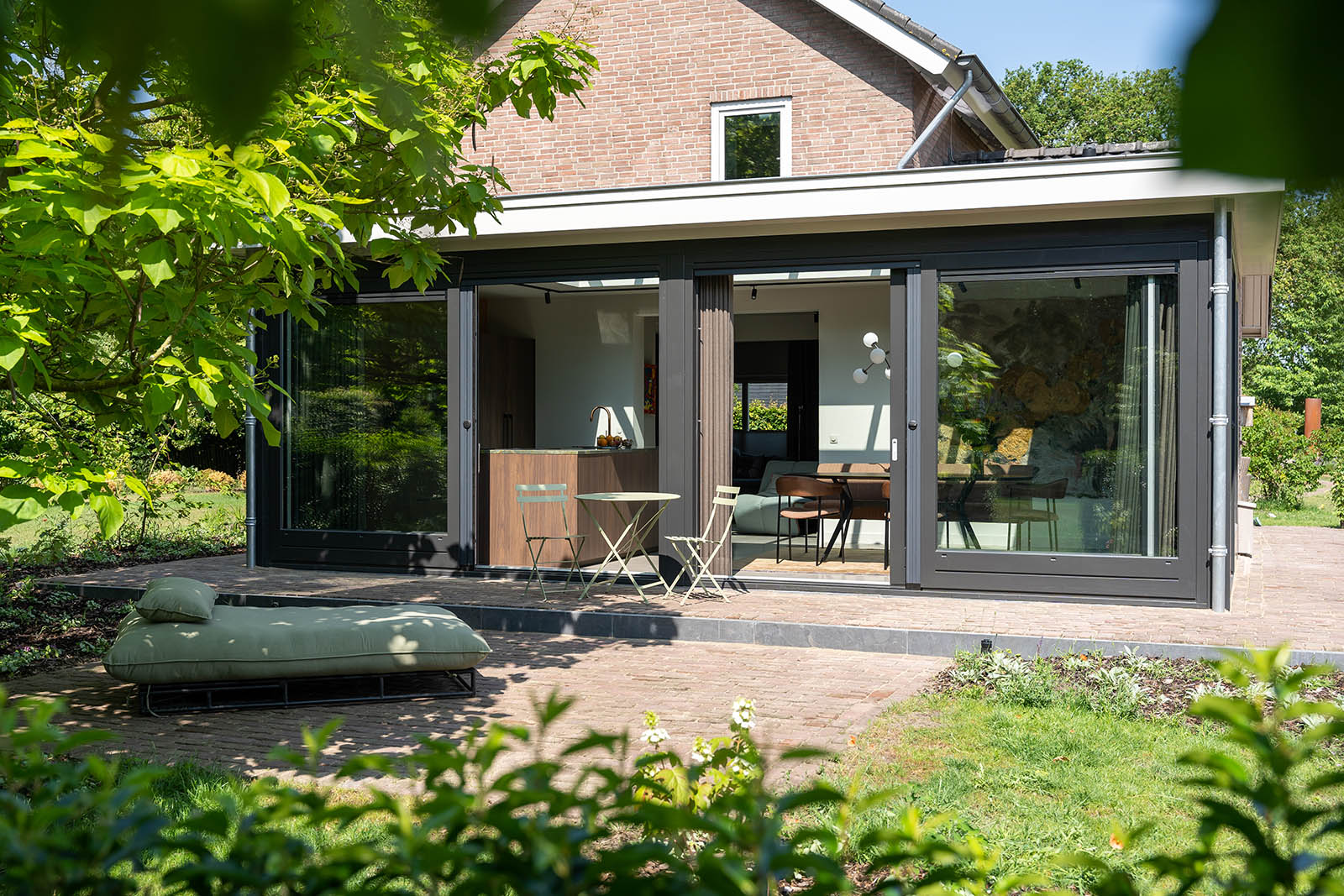 Moderne serre in achtertuin