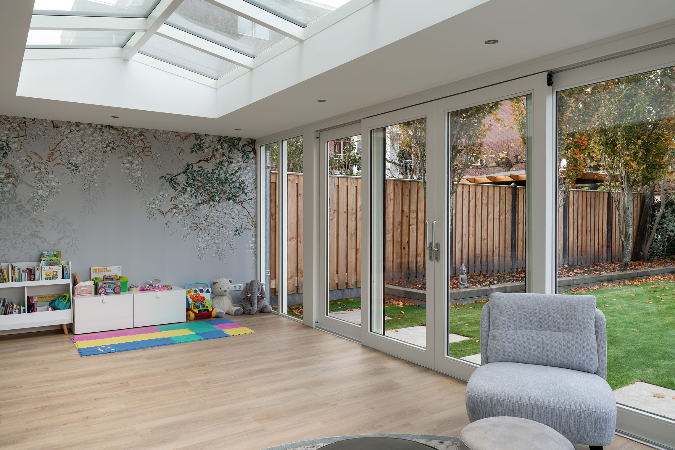 Moderne serre met speelplek