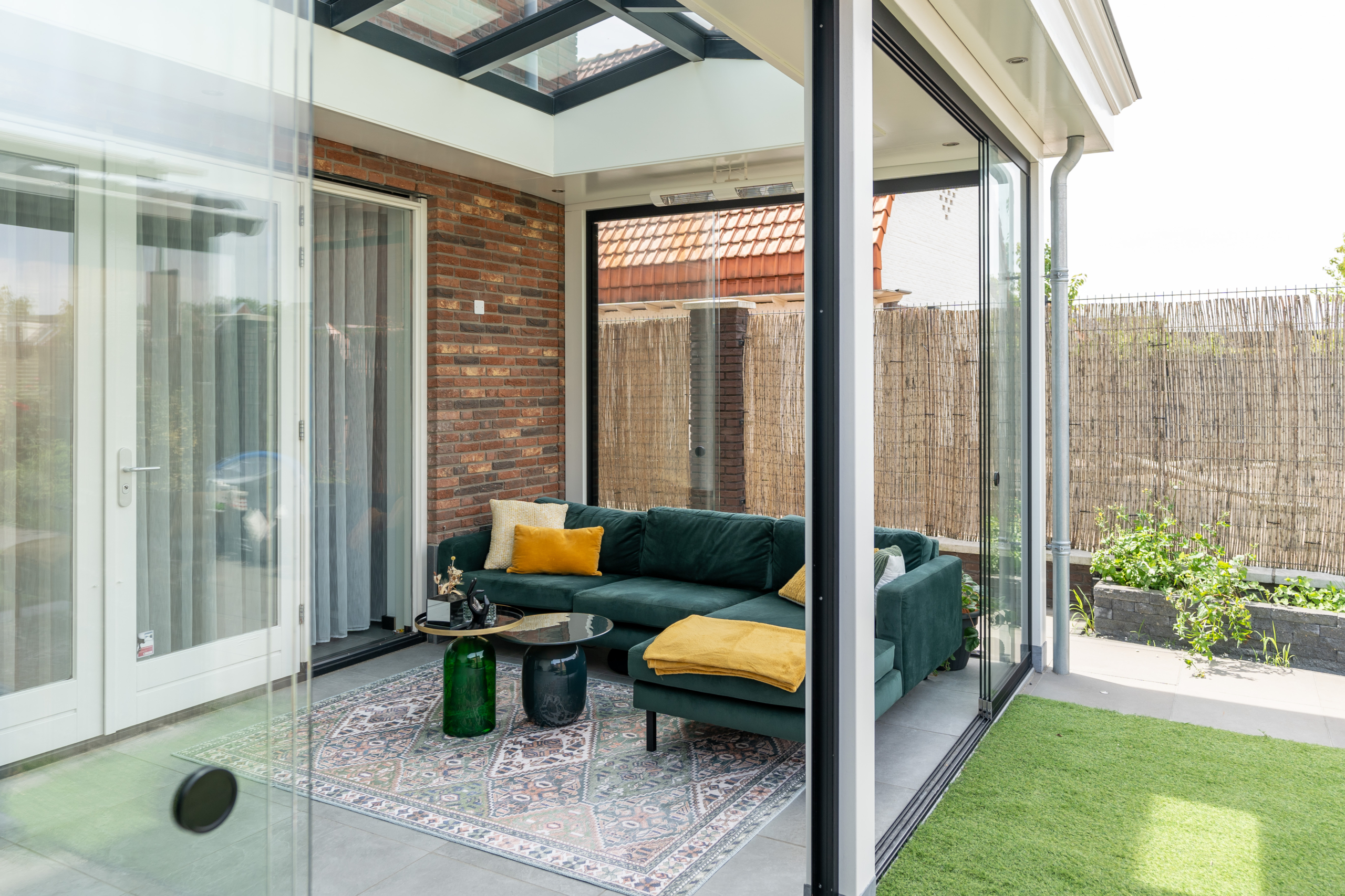 Modern ingerichte tuinkamer serre met heater