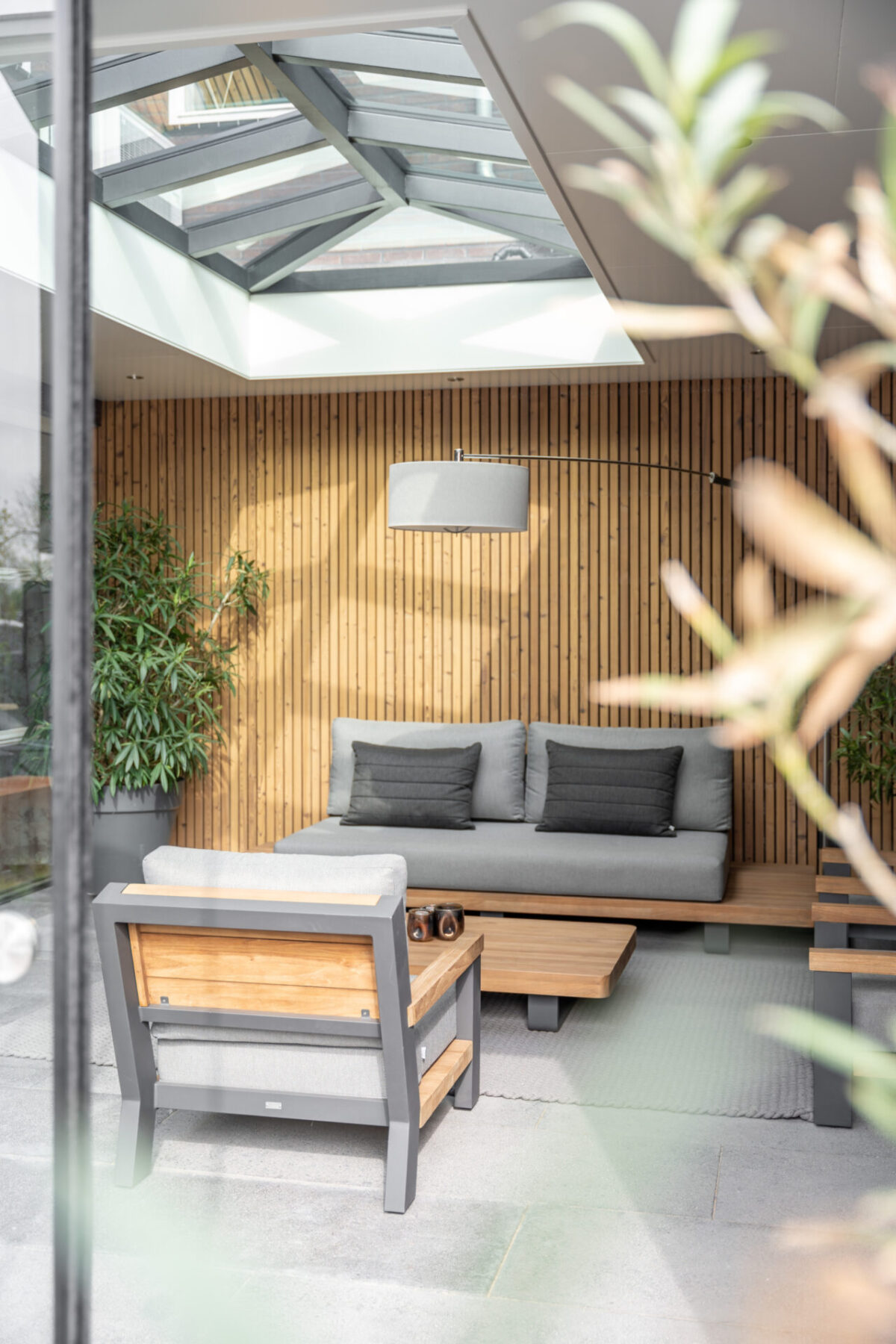 Een luxe tuinkamer met sfeervolle inrichting en een lichtstraat