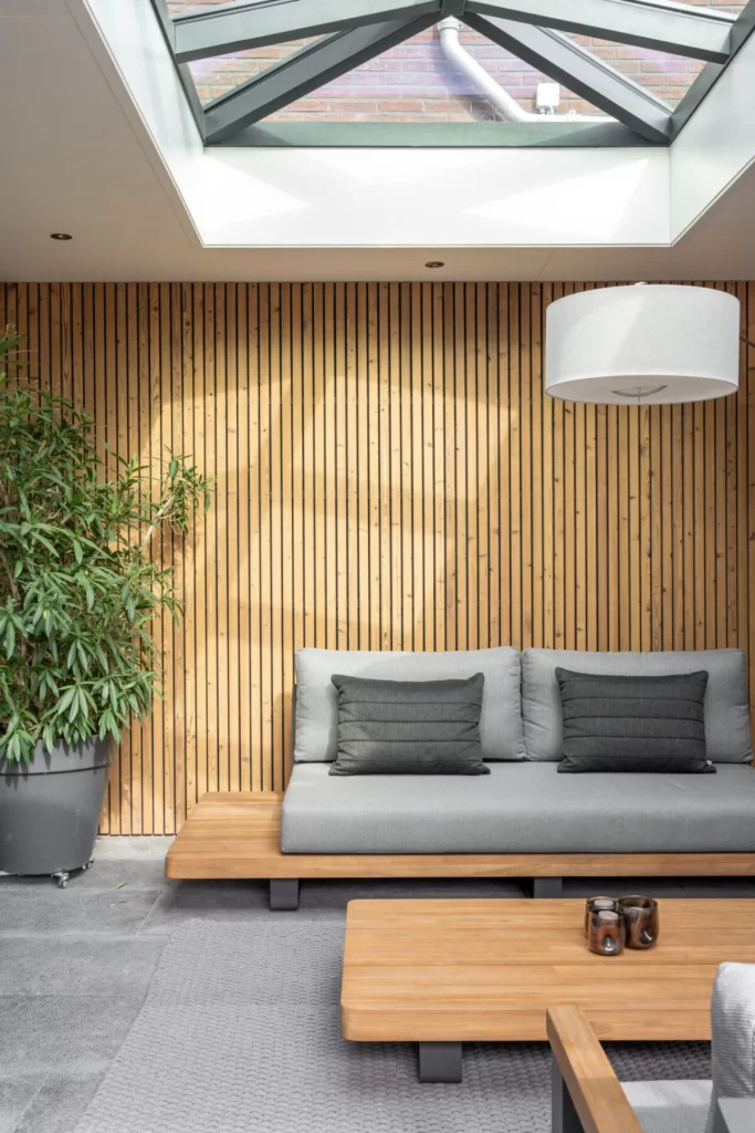 Moderne veranda met houten gevelbekleding