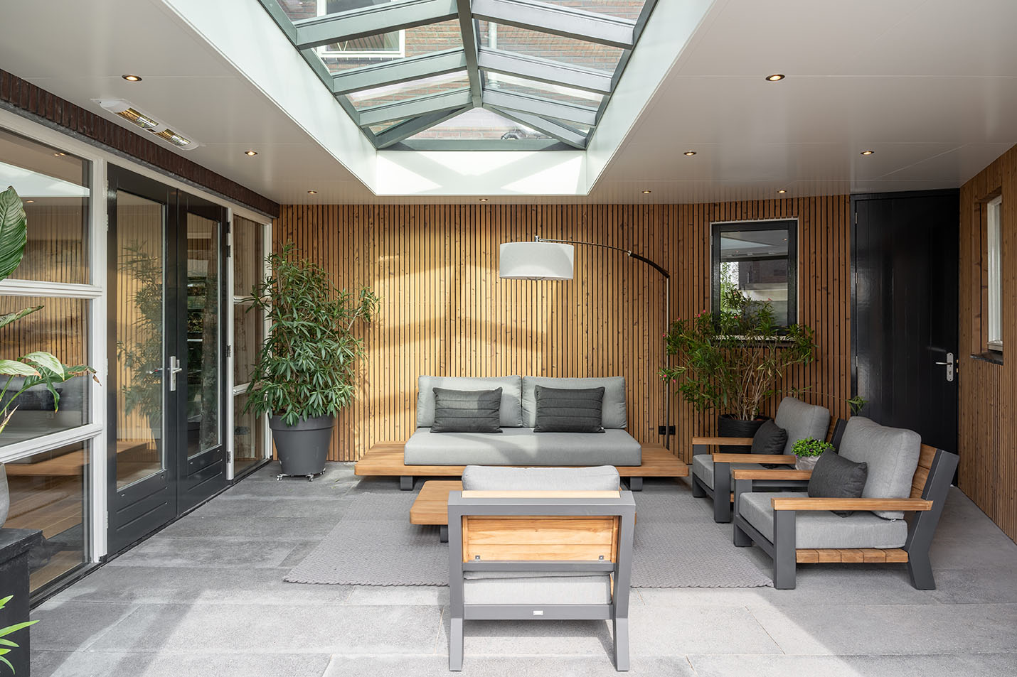 Moderne veranda met houten gevelbekleding