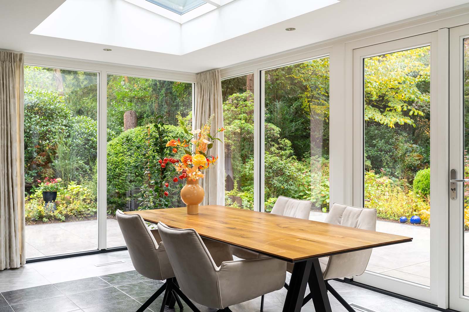 Moderne serre uitbouw met eethoek