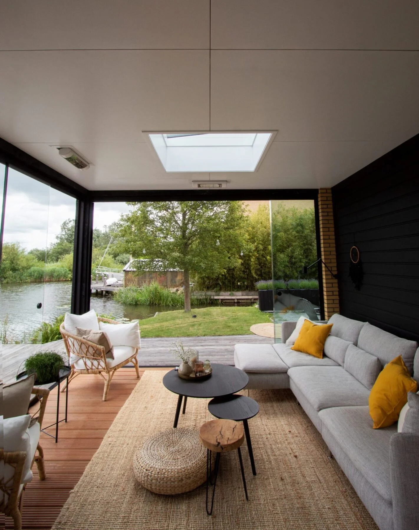 Moderne veranda met glazen schuifwanden