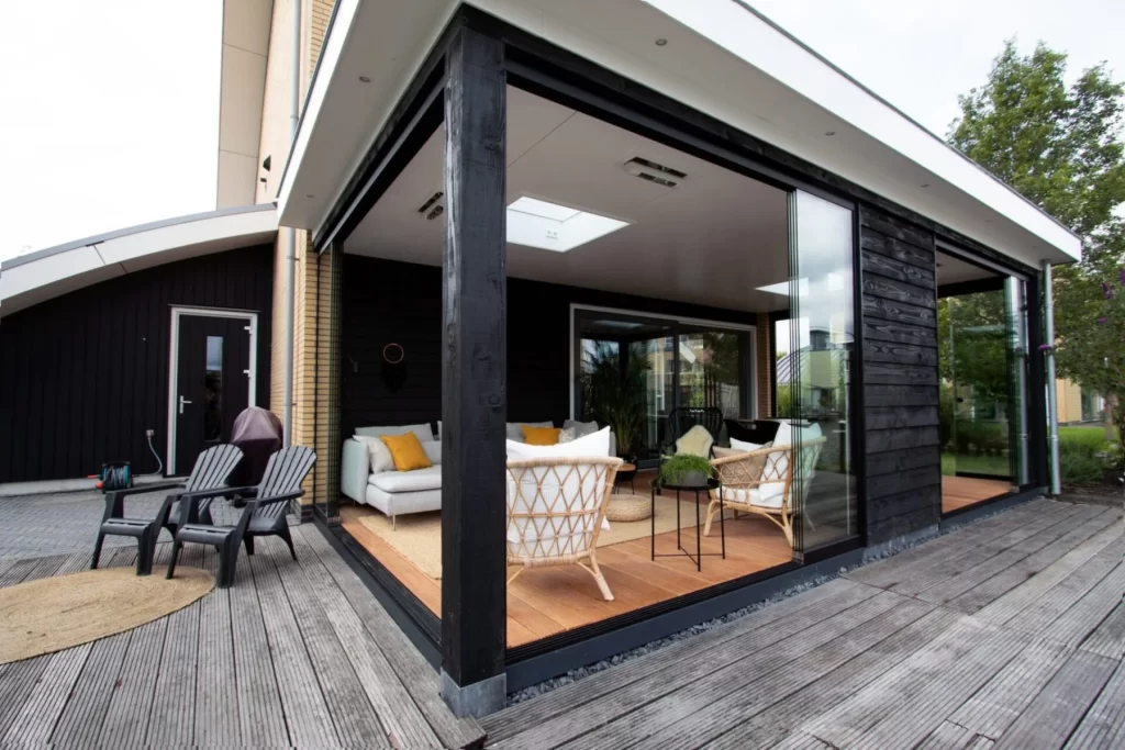 Moderne veranda met glazen schuifwanden te Leeuwarden