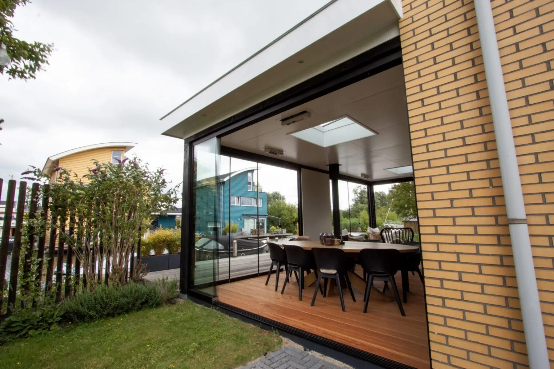 Tuinkamer modern met houten vlonder