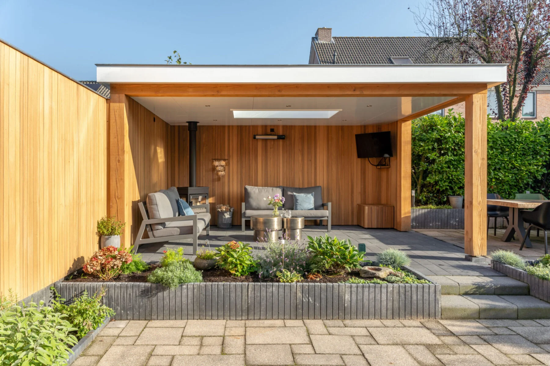 Een landelijke van hout gemaakte terrasoverkapping