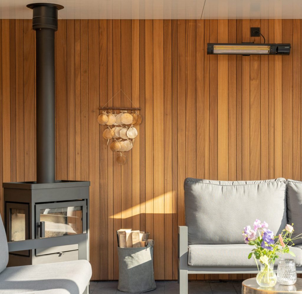 Voorbeeld van een luxe terrasoverkapping met haard en kachel
