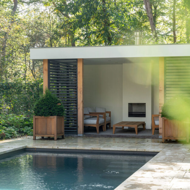 Poolhouse met antraciete shutters