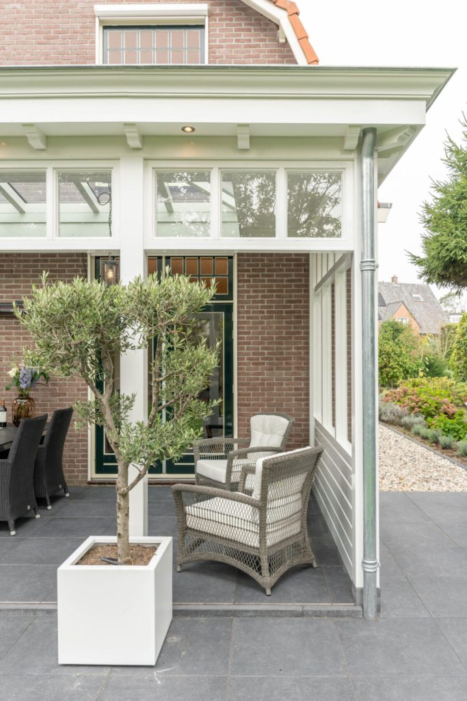 Klassieke veranda met RVS afwerking en sfeervolle inrichting