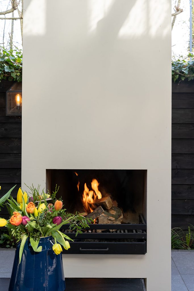 Koof voor open haard in maatwerk veranda