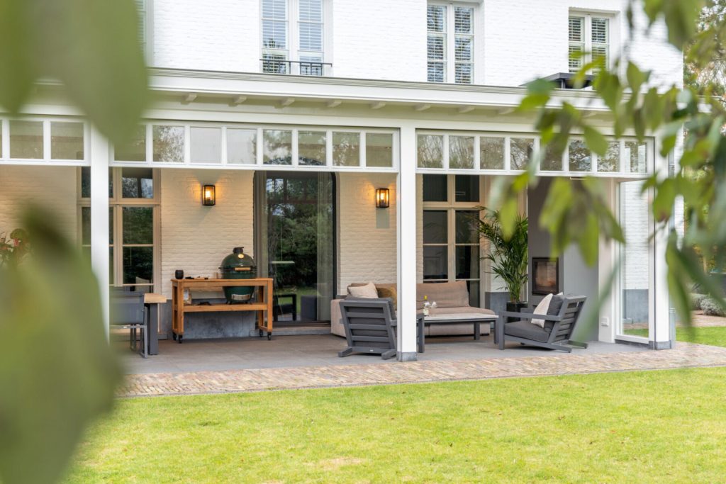 Luxe veranda met open haard