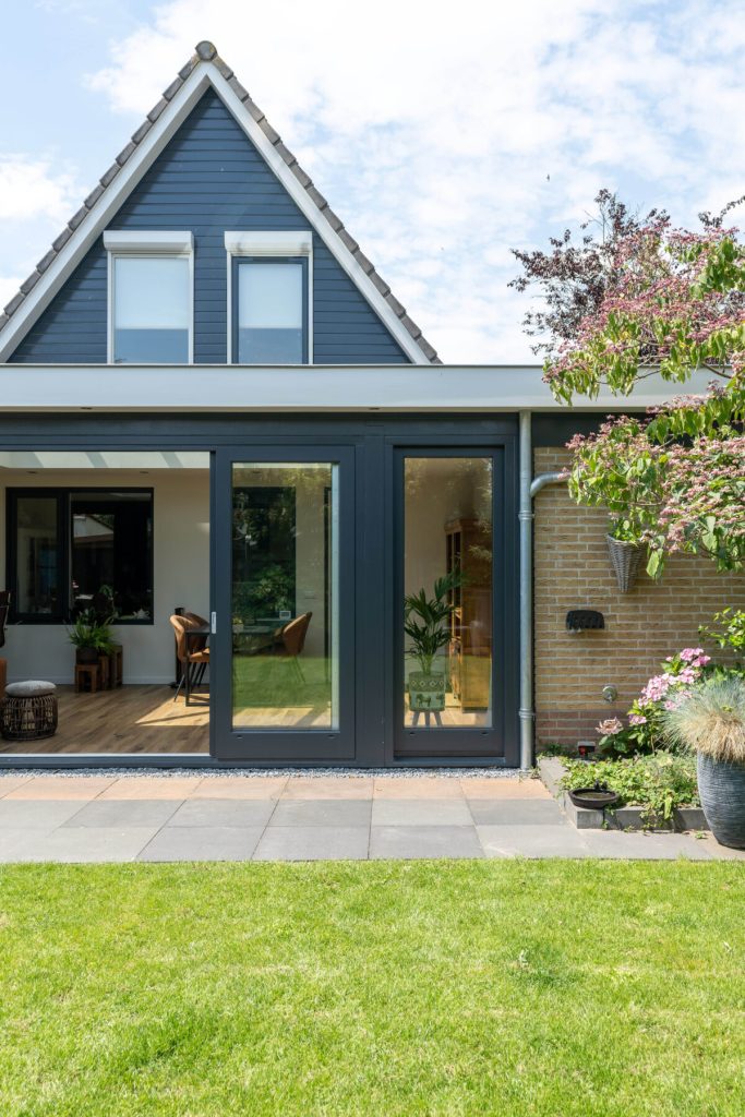Moderne aanbouw met antraciete kozijnen
