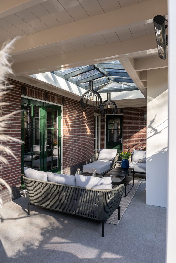Buitenverblijf met sfeervolle interieur en lichtstraat