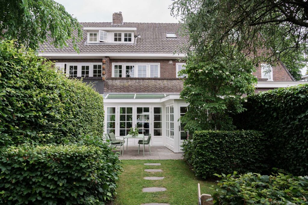 Klassieke serre in stijl van de woning