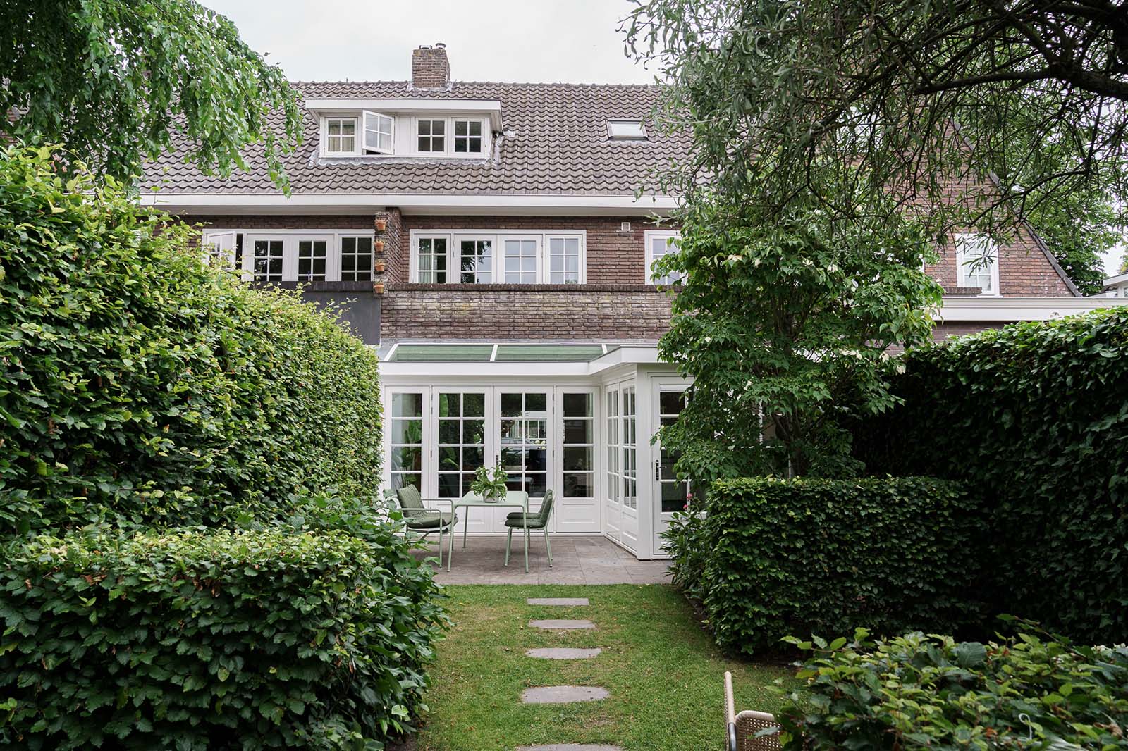 Klassieke serre in stijl van de woning