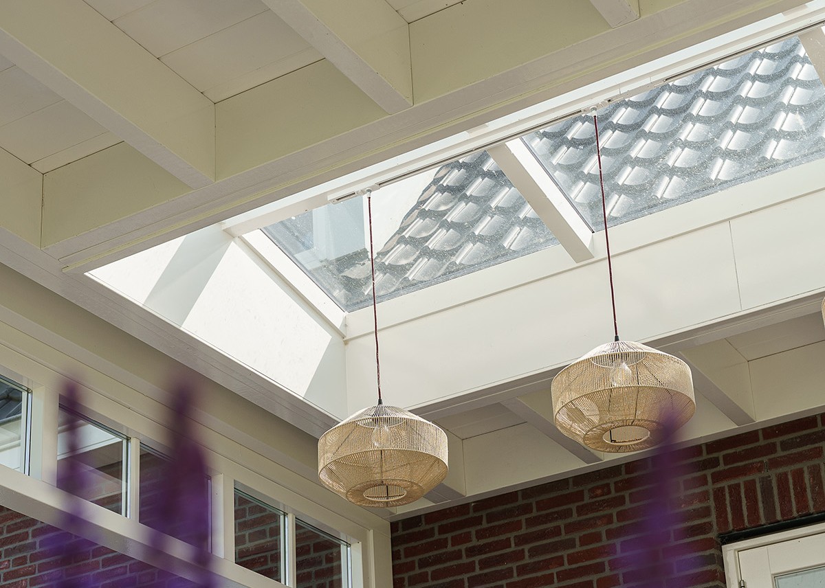 Zadeldak en balkenplafond in veranda