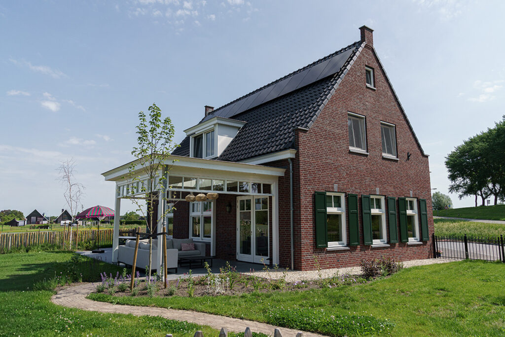 Houten veranda met plat dak