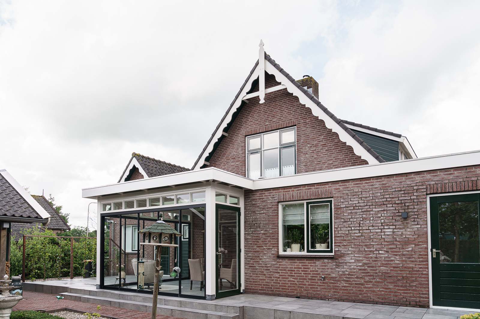 Klassieke tuinkamer in stijl van de woning