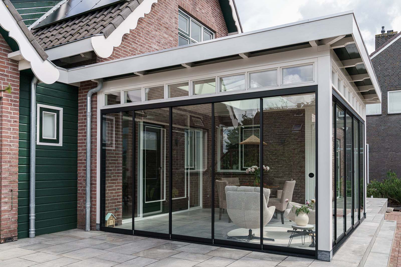 Klassieke tuinkamer met enkele boeilijst