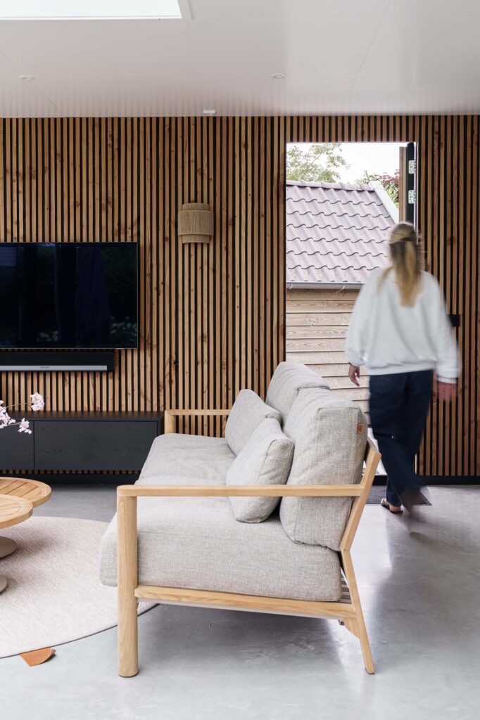 Verticale gevelbekleding met onzichtbare loopdeur