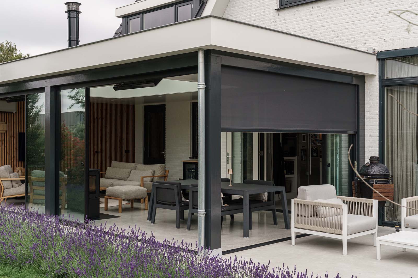 Tuinkamer met zonwering
