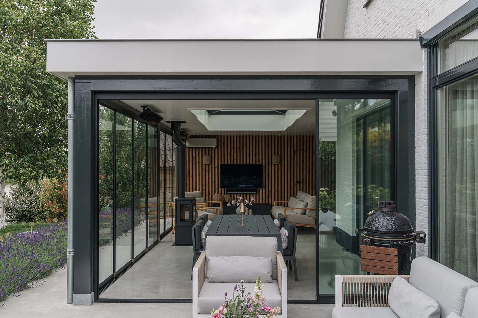 Tuinkamer aanbouw met glazen schuifwanden