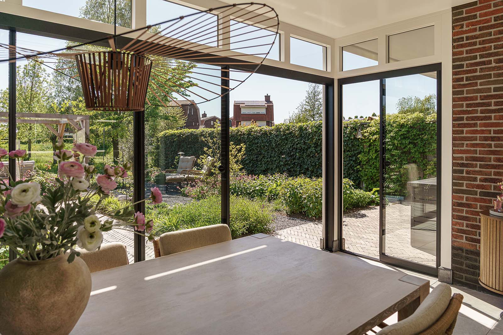 Tuinkamer met glazen schuifwanden