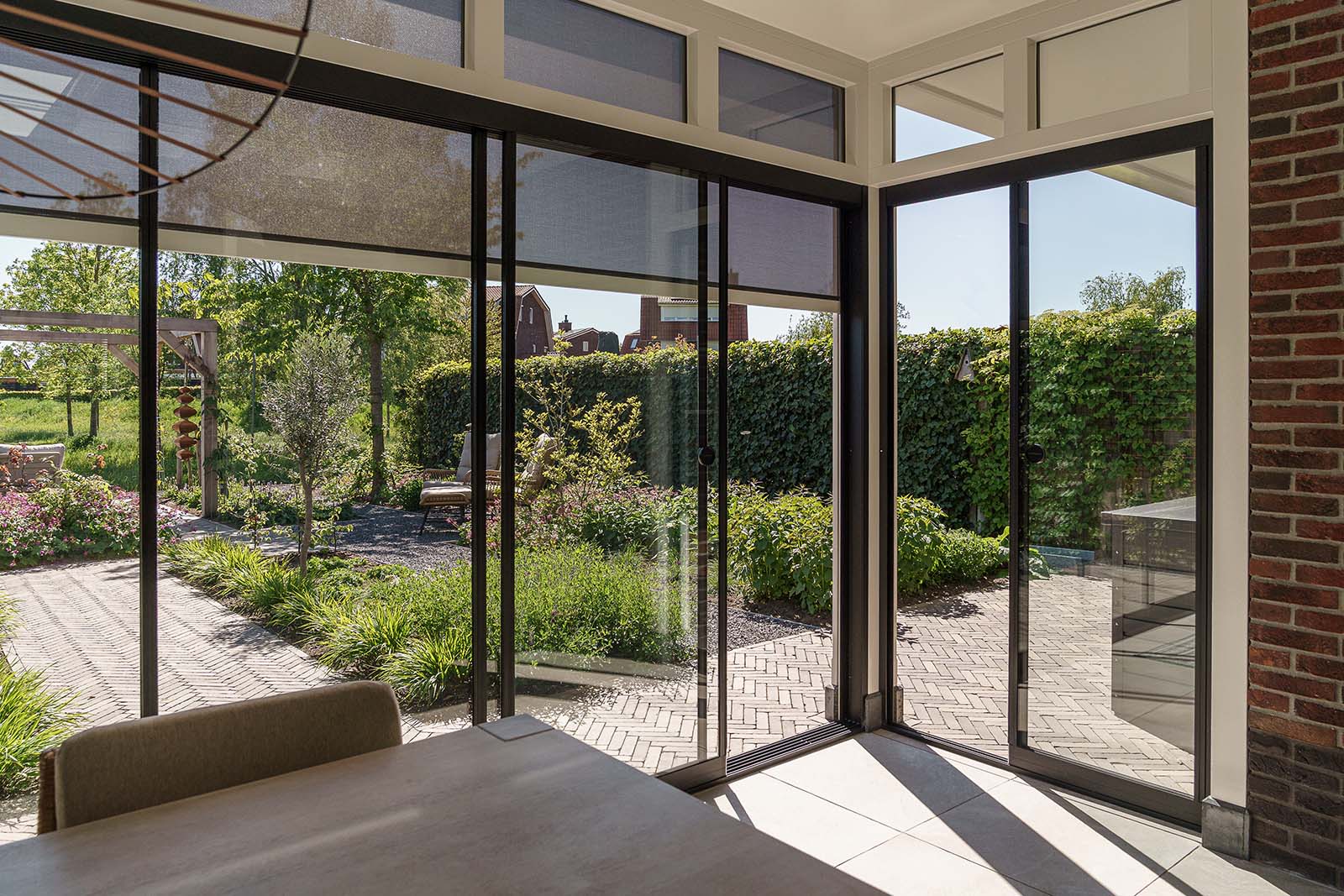 Tuinkamer met zonwering