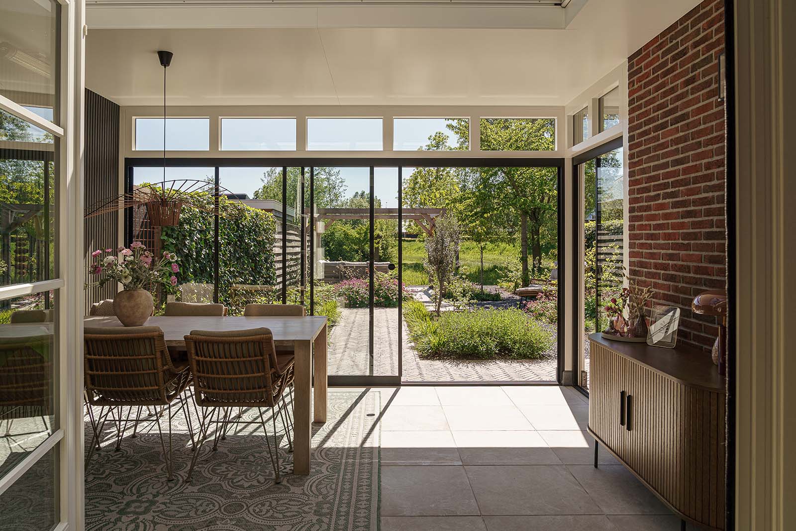 Moderne tuinkamer aanbouw met bovenramen